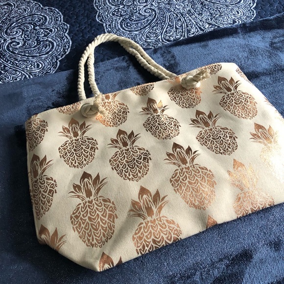 Super fun lightweight beach bag with pineapple design✨ - Picture 4 of 13